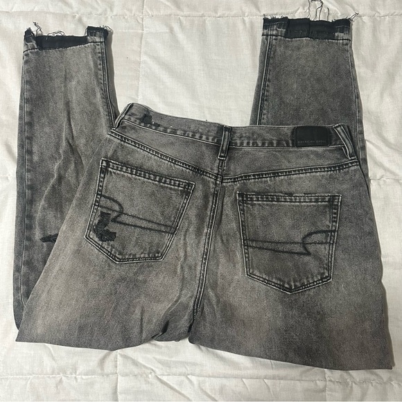American Eagle Distressed Mom Jeans Size 6 Short - Picture 3 of 5